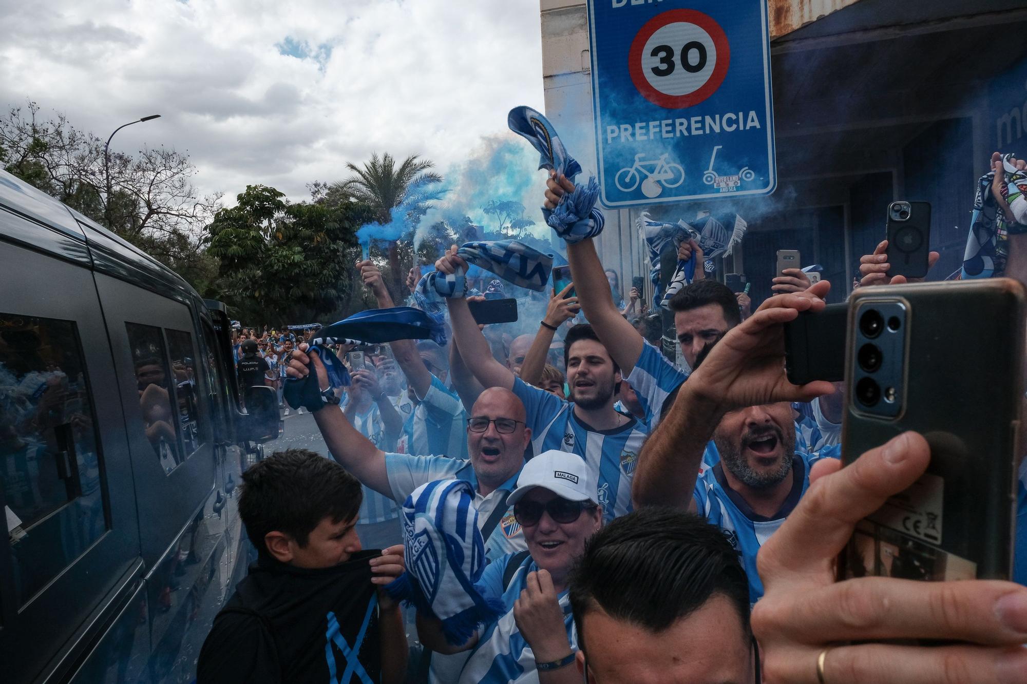 Los aficionados del Málaga CF han dedicado un espectacular recibimiento a los jugadores en el estado de La Rosaleda antes del partido contra el Celta Fortuna, para aspirar a subir a Segunda División.