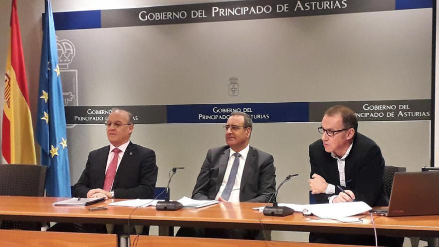 Por la izquierda, el director general de Infraestructuras, José María Pertierra, Fernando Lastra y Ricardo Jorquera, durante la presentación.