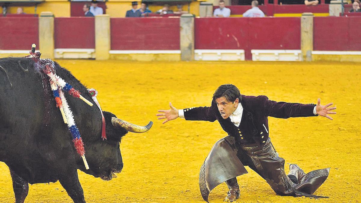 Diego Ventura se desplanta ante su primer toro, a punto de doblar.