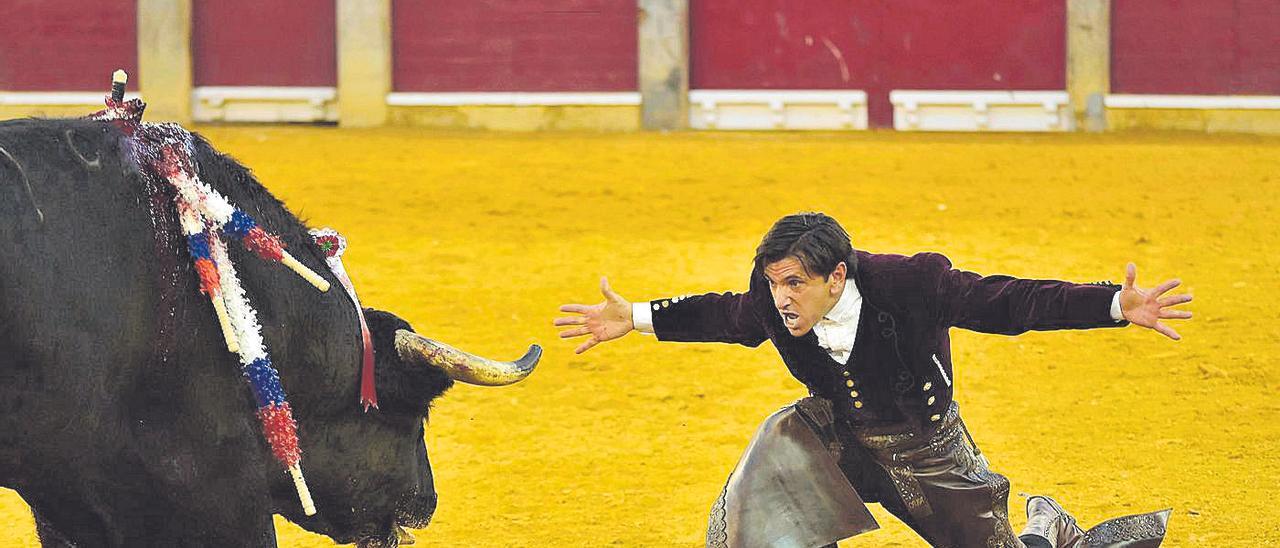 Diego Ventura se desplanta ante su primer toro, a punto de doblar.