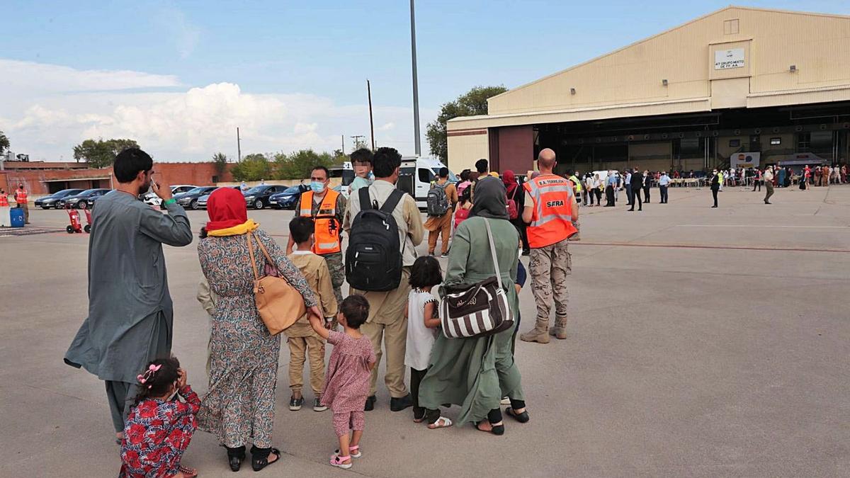 Llegada de personas afganas 
el pasado jueves a la base 
militar de Torrejón de Ardoz 
en busca de asilo en 
España.  EFe