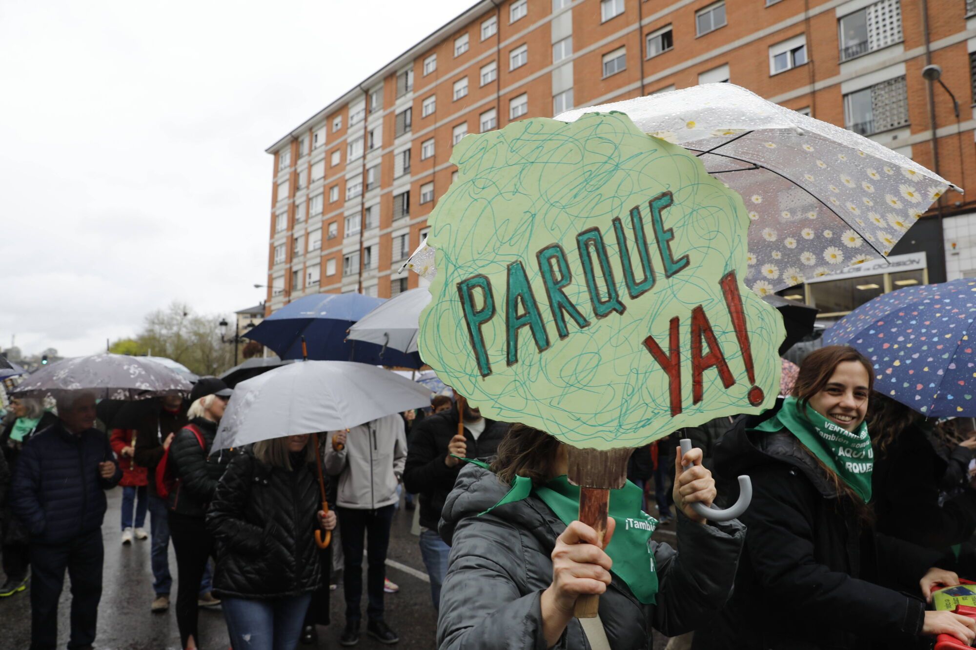 EN IMÁGENES: Vecinos de Oviedo protestan para pedir un parque del Este