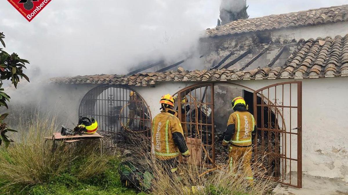 El fuego ha destruido el porche del chalé abandonado y habitado por "okupas"