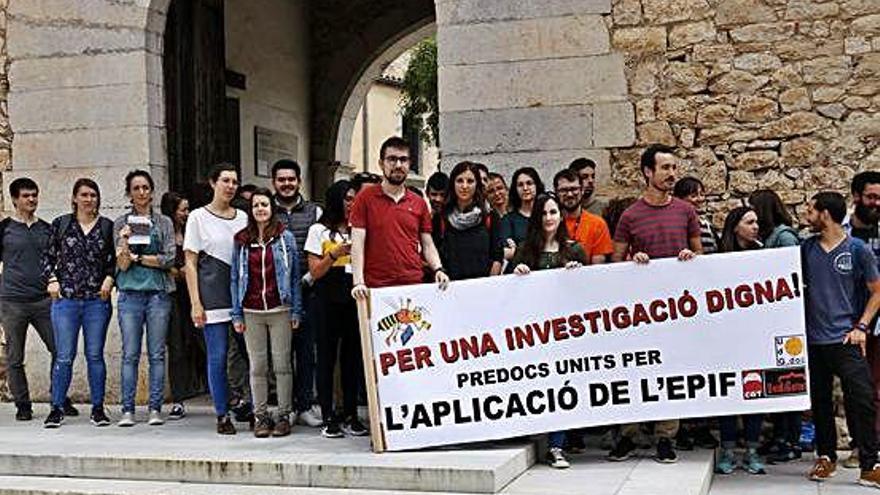 Concentració del personal de recerca i investigadors predoctorals a la porta de la UdG.