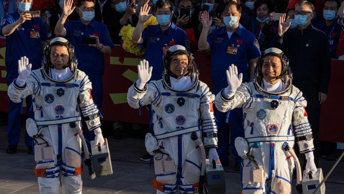 Despega con éxito la primera misión tripulada china al espacio