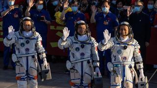 Despega con éxito la primera misión tripulada china al espacio desde 2016