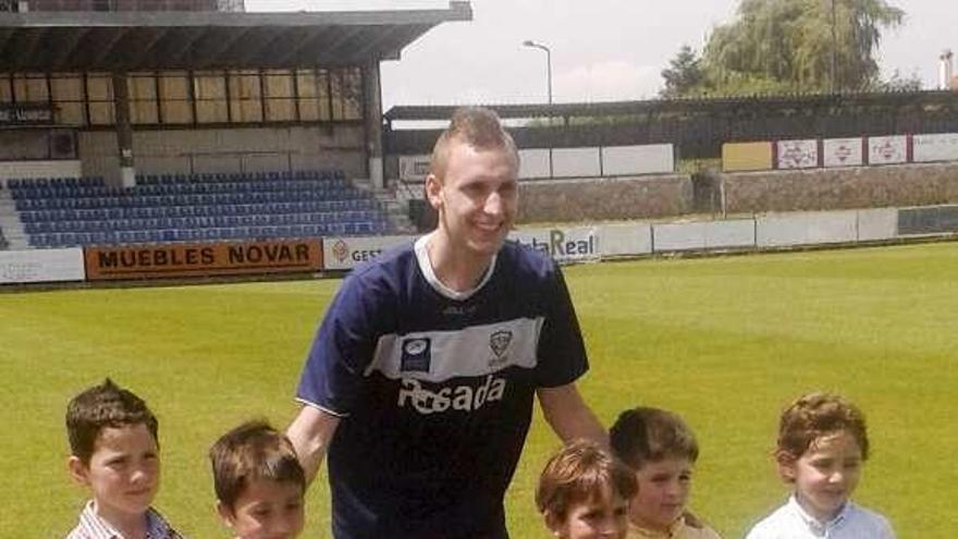 Mikel Busto, con niños, en su presentación en Miramar.