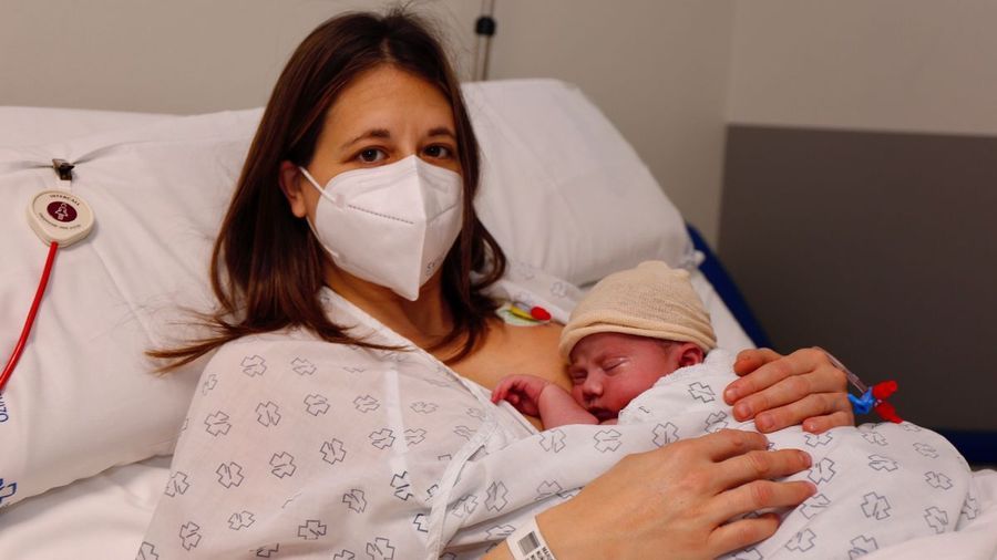 María José, con la pequeña Lola tras dar a luz, la más "tardona" del área de Pontevedra-O Salnés, a las 9 de la mañana