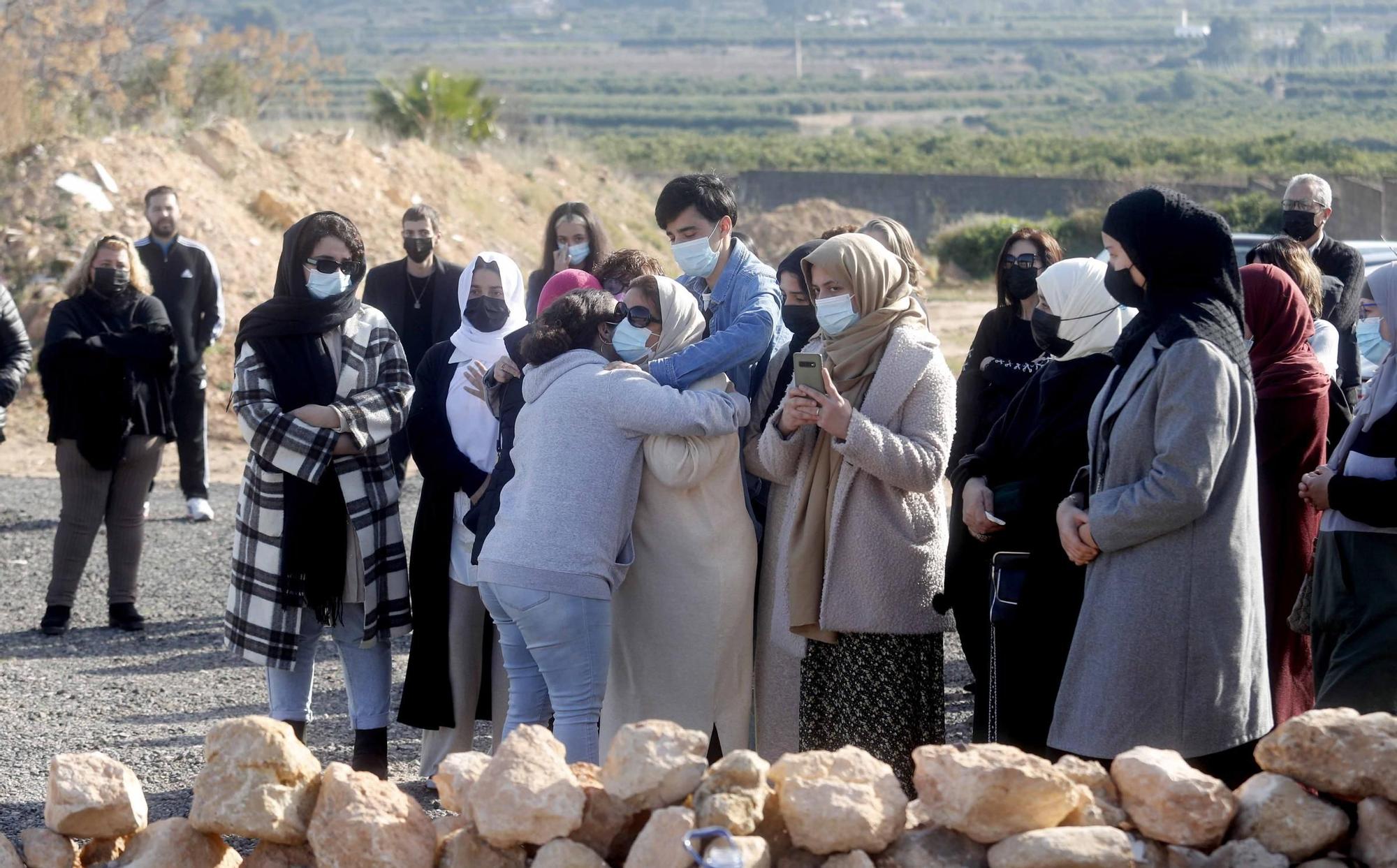 Entierro de Wafaa Sebbah en el cementerio Jardín Muslmán de València