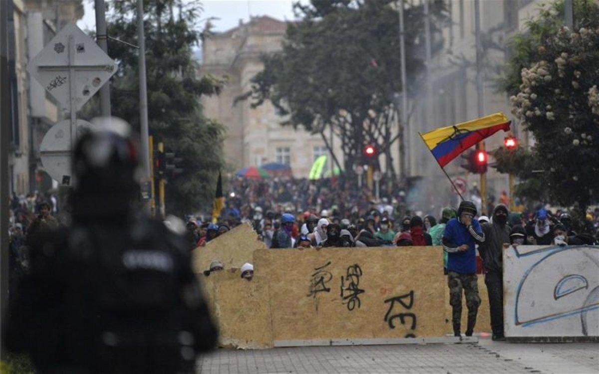 Barricadas en las calles de Colombia durante protestas sociales. Barricadas en las calles de Colombia durante protestas sociales.