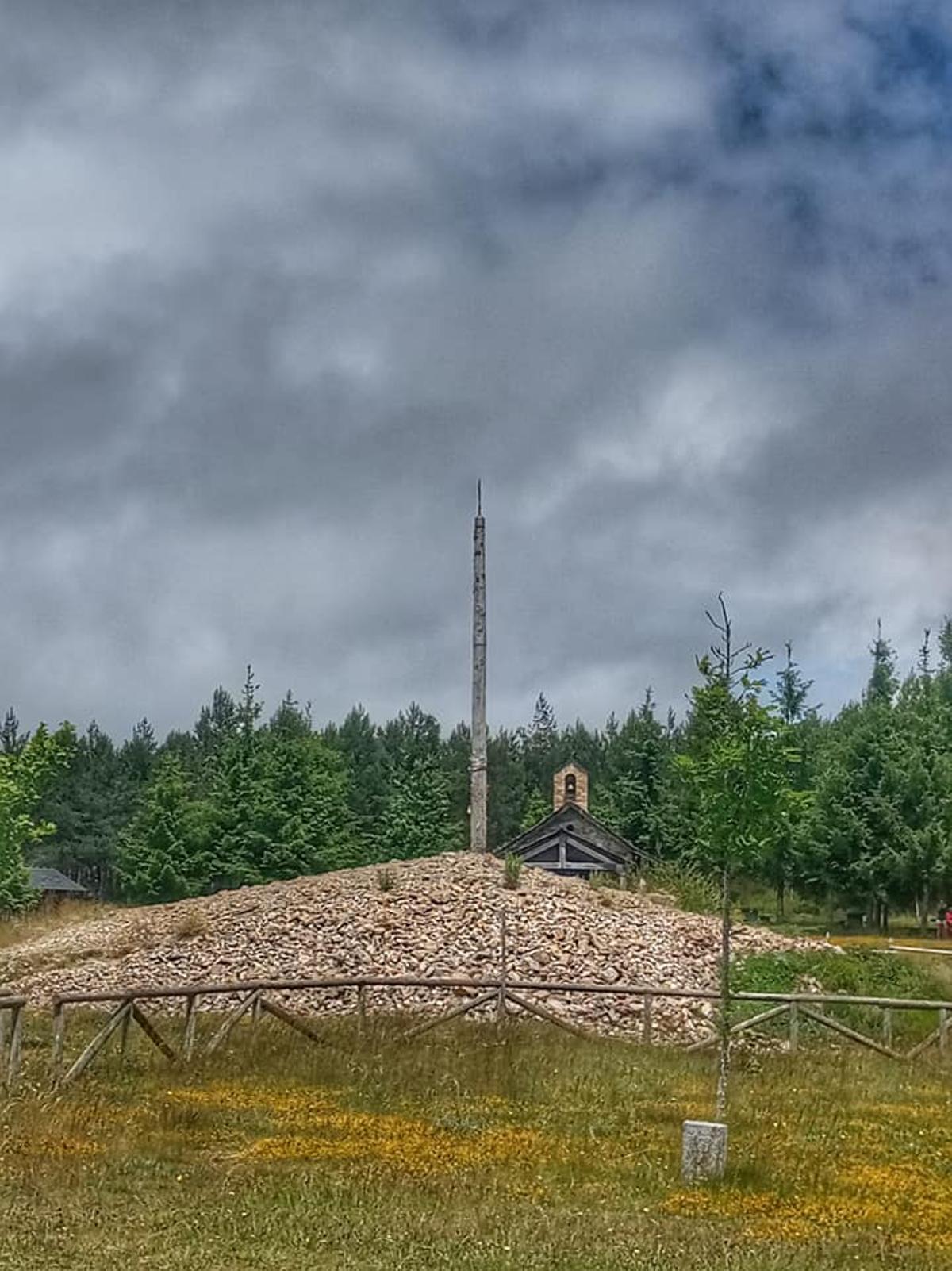 La tradición en la Cruz de Ferro es lanzar una piedra, traída del lugar de origen del peregrino, de espaldas a la cruz para simbolizar que se ha dejado atrás el puerto