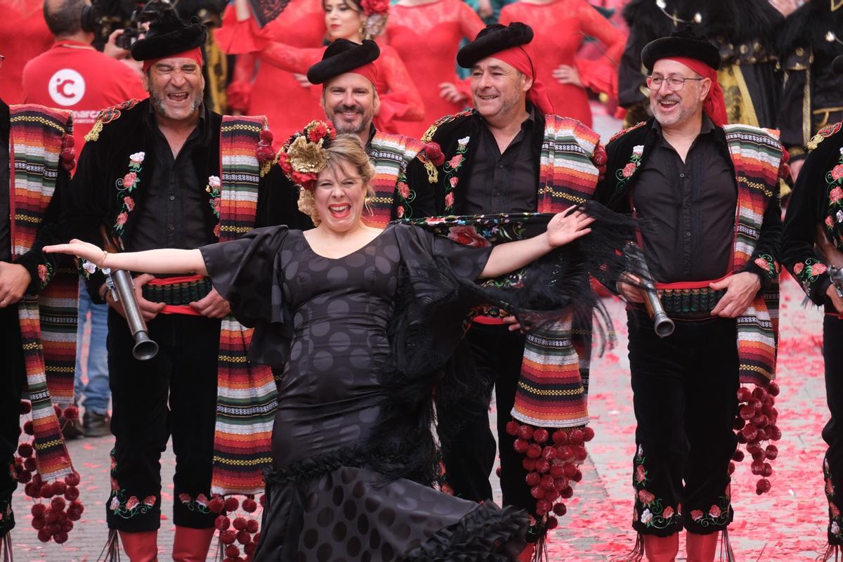 La pasión festera de una cabo de escuadra durante el desfile.