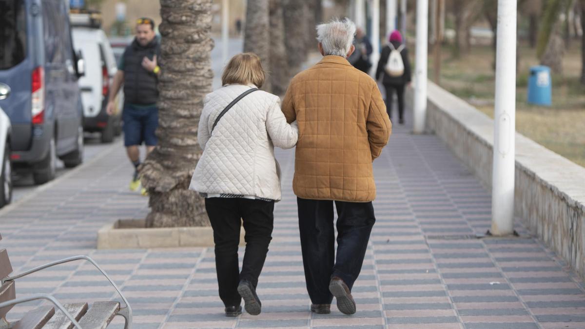 Pensionistas paseando.
