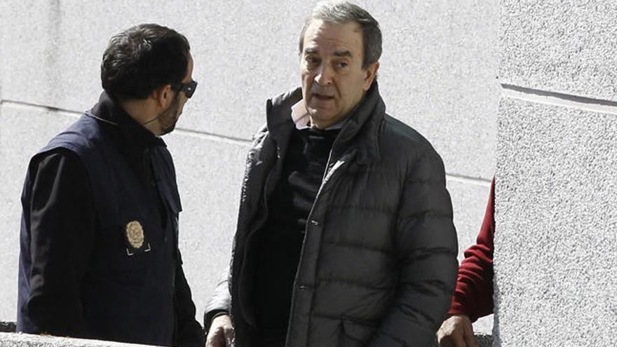 El presidente de Monbus, Raúl López, a su llegada a los juzgados de Lugo, ayer. // EFE