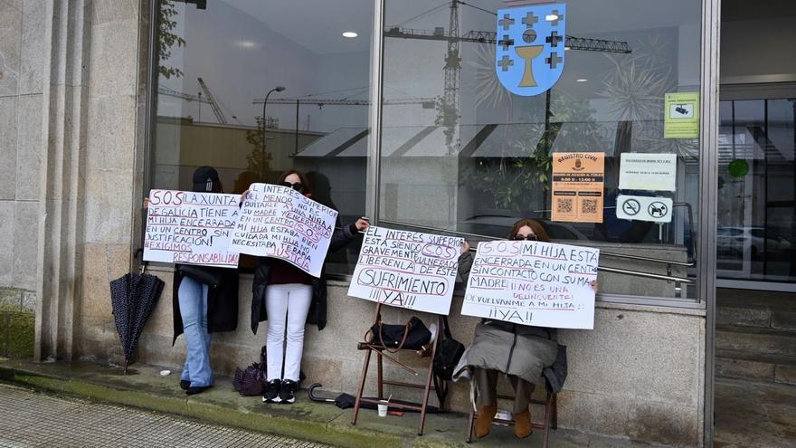 Nueva protesta de la madre separada de su hija en Marín