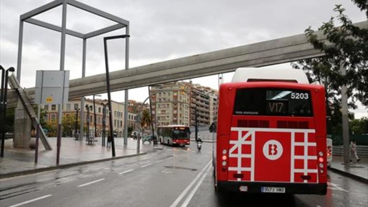 Un autobús de la línea V-17 en la plaza de Lesseps de Barcelona.