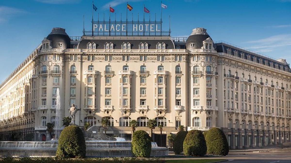 La fachada del Westin Palace que mira a la Fuente de Neptuno.