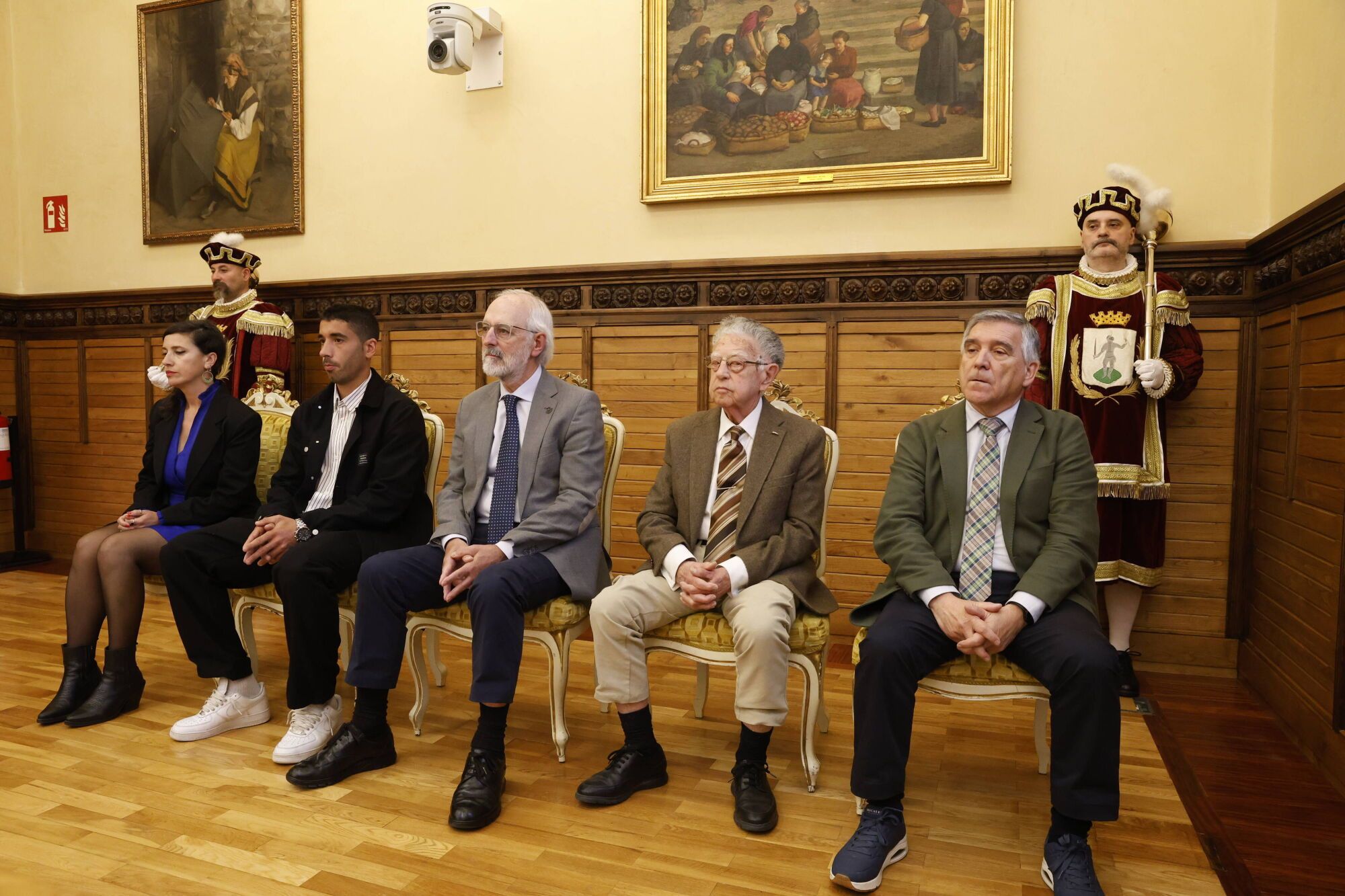 EN IMÁGENES: Gijón honra a sus vecinos ejemplares, ahora sí, tras la interrupción provocada por el apagón
