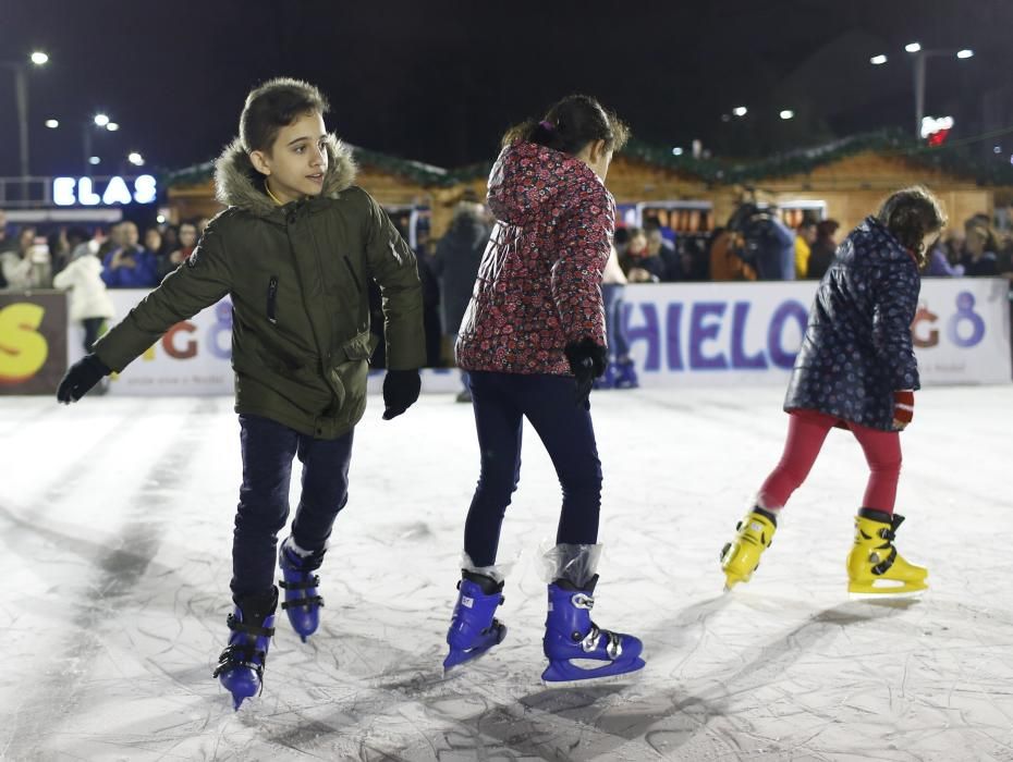 La ciudad inaugura la pista de patinaje al aire libre frente a las instalaciones del Real Club Náutico.