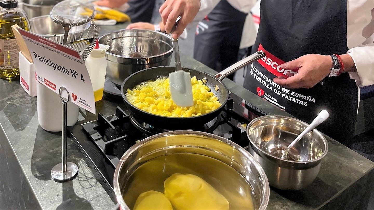 Uno de los participantes del Campeonato de España de Tortilla de Patatas, cocinando su pieza.