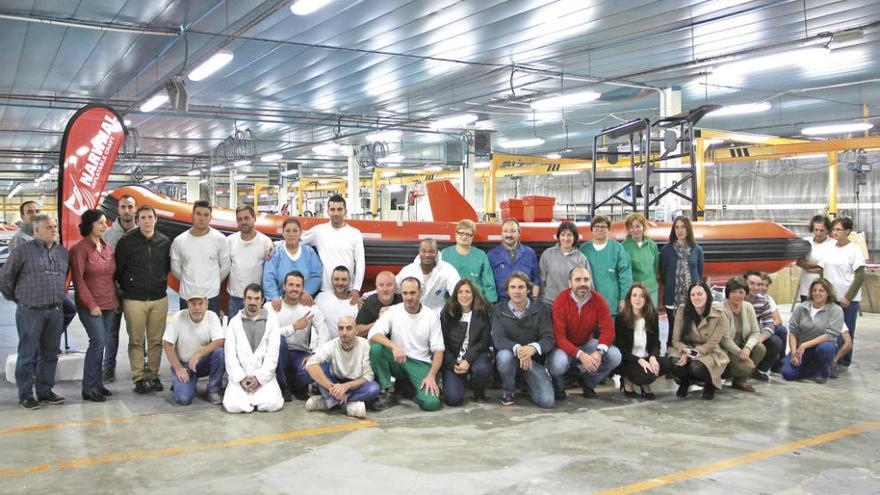 La plantilla de Narwhal Boats, en la planta de Mos, con la primera de las embarcaciones para Proactiva.