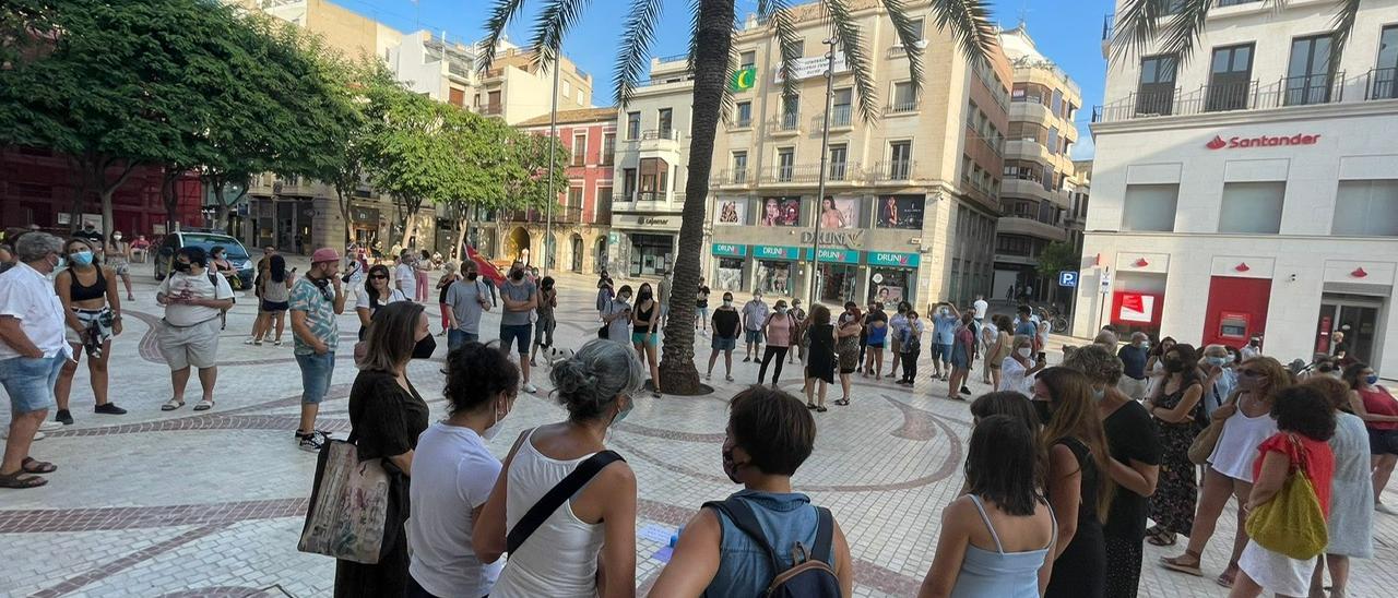 Un momento de la concentración este miércoles en la Plaça de Baix de Elche en defensa del pueblo afgano