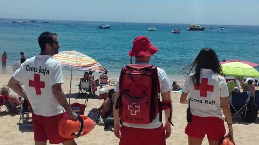 Tres professionals de Creu Roja vigilant una platja.