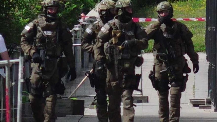 Un grupo de policías toman posiciones en la estación de Unterfoehring de Múnich tras el tiroteo. // FDV