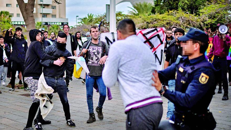 Insultos a la entrada del mitin de VOX en Santa Cruz de Tenerife