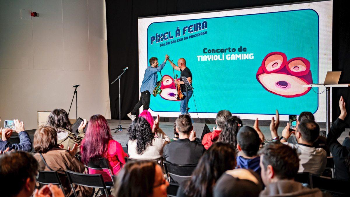 Iago Gordillo junto al músico Sebastià Pou.