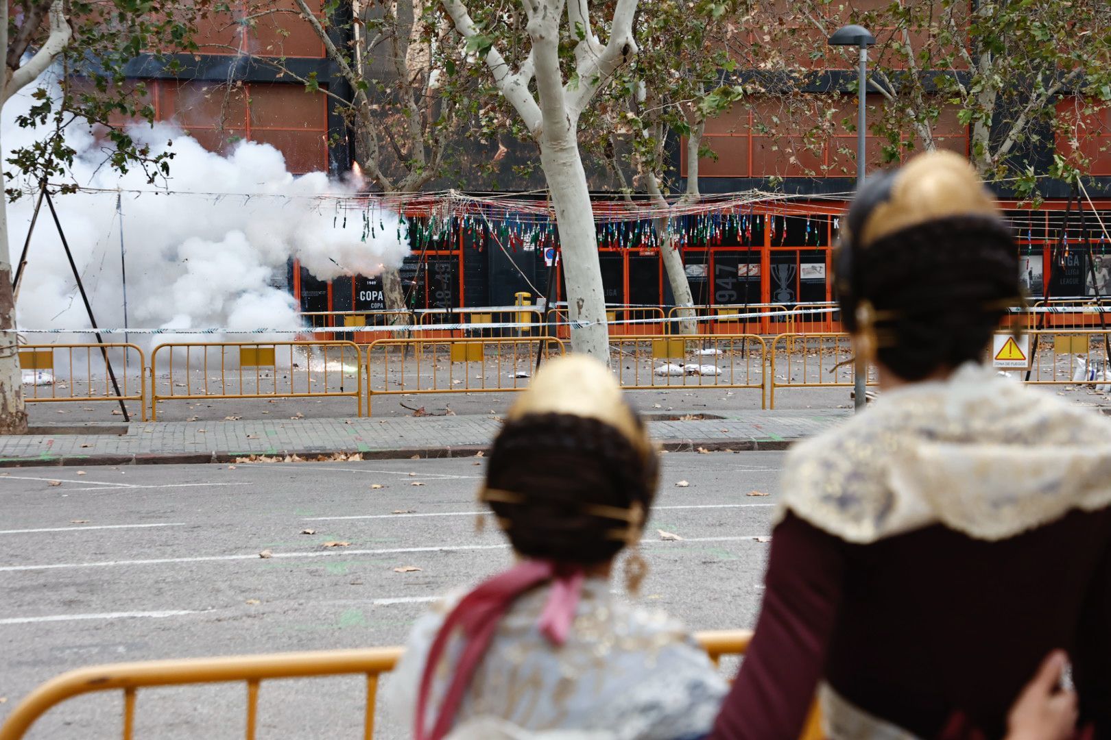 La primera "mascletà" de Marina y Maria Estela