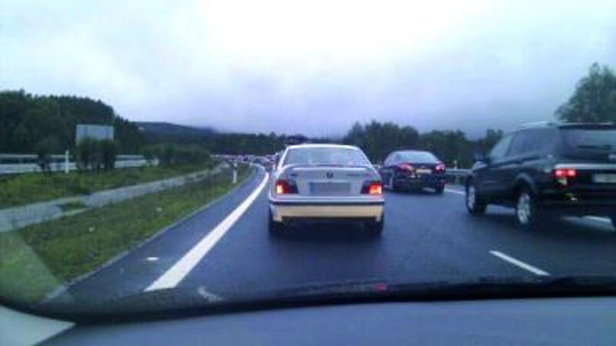 Los coches tardaron horas en cubrir su trayecto.  // A. Méndez