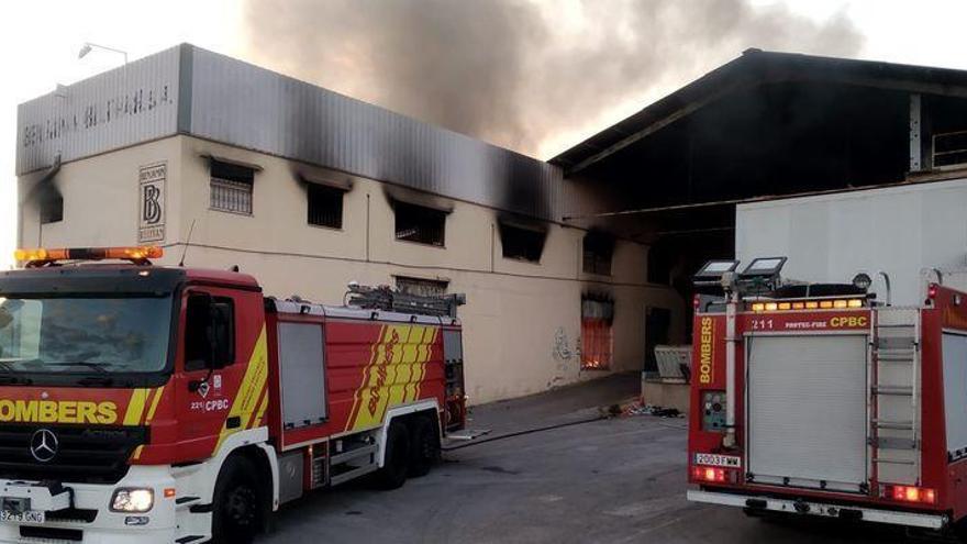 Alarma por el incendio de una nave industrial abandonada de Vila-real