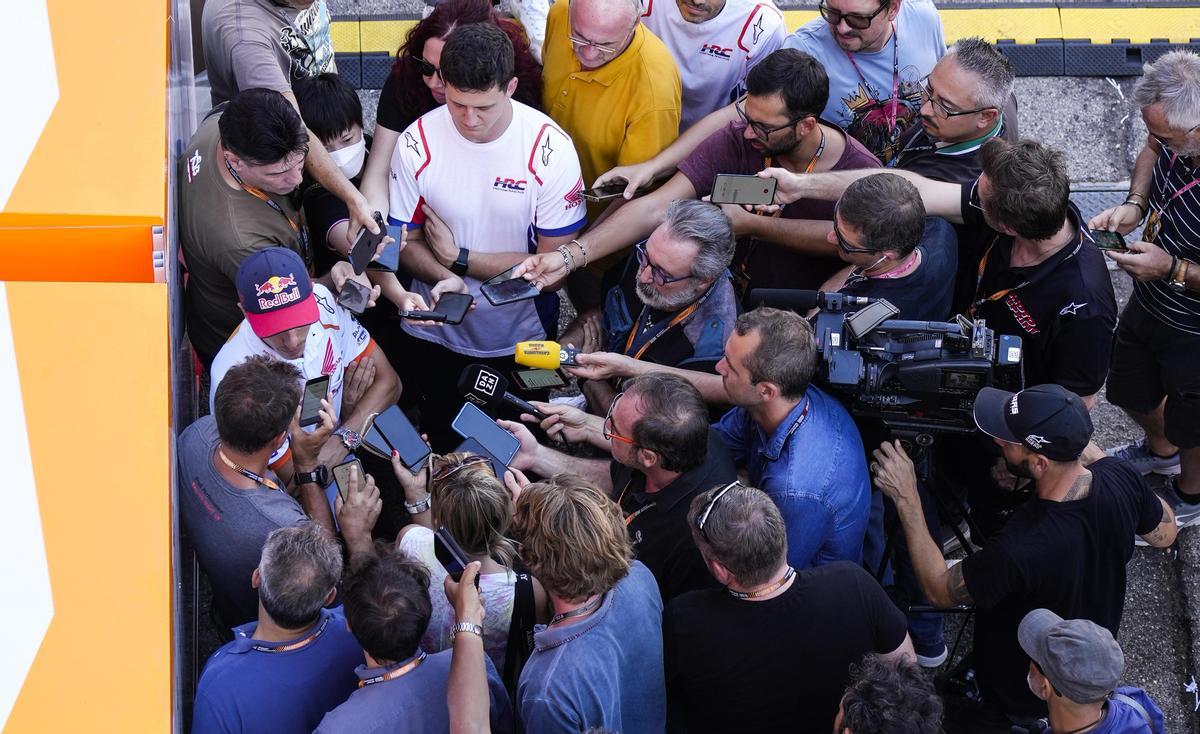 Marc Márquez atiende a una nube de periodistas, en Misano, tras su regreso a la pista después de su cuarta operación en el brazo derecho.