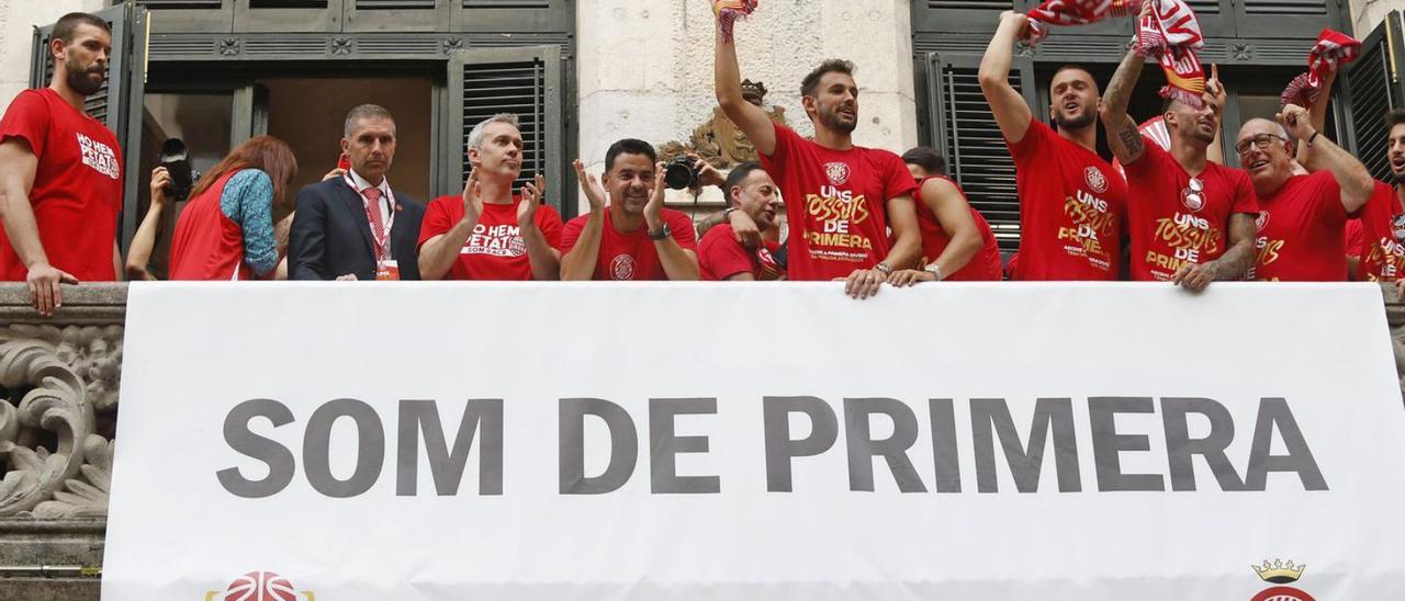 Girona i Bàsquet Girona van celebrar dilluns els ascensos a la Plaça del Vi. | ANIOL RESCLOSA