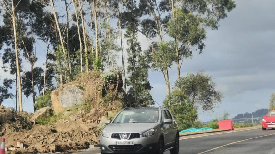 Vecinos de Domaio piden la retirada de las piedras que quedan al lado de la nueva senda