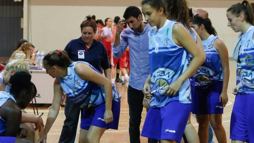 Las jugadoras avilesinas en un tiempo muerto, con Pepe Vázquez en el centro.