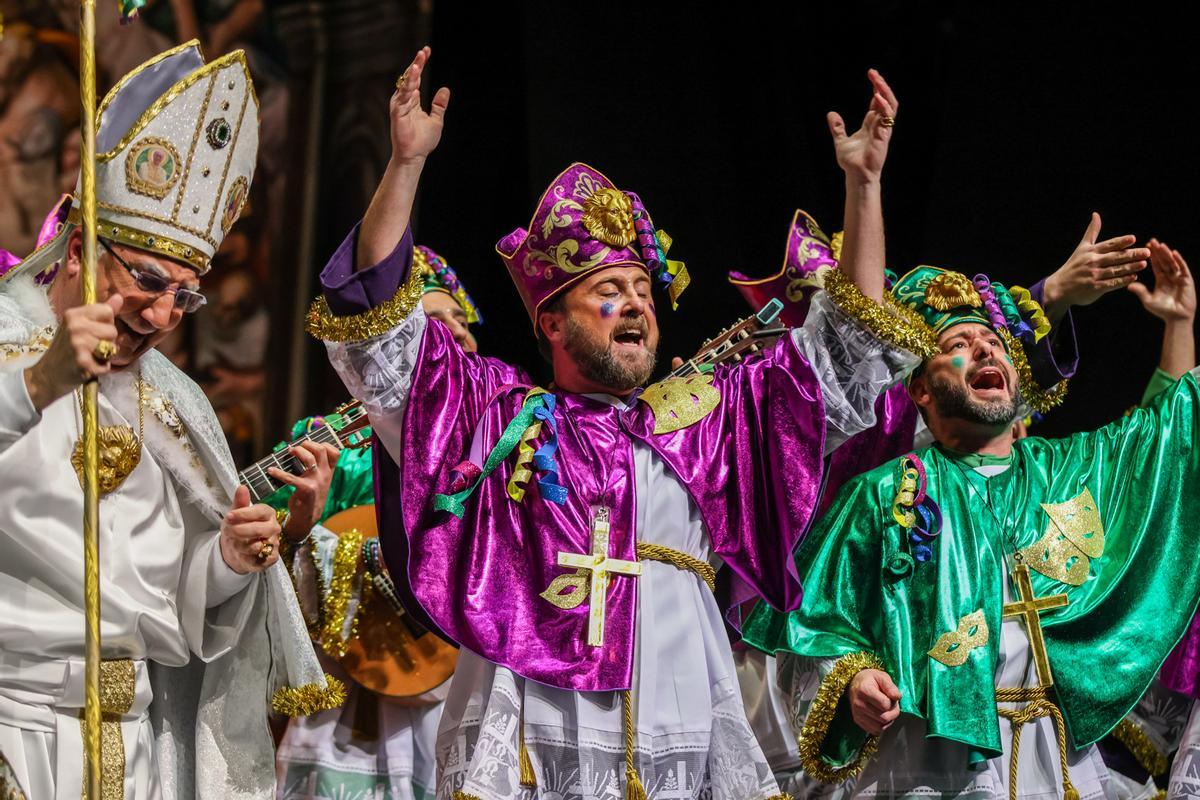 La murga de los Leones, con su propuesta 'Mira si tenemos fe, que lo intentamos otra vez', en la segunda preliminar del COAC del Carnaval