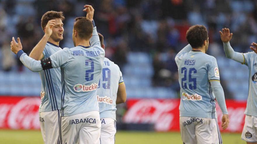 Hugo Mallo felicita a Radoja por su gol. // J. Lores