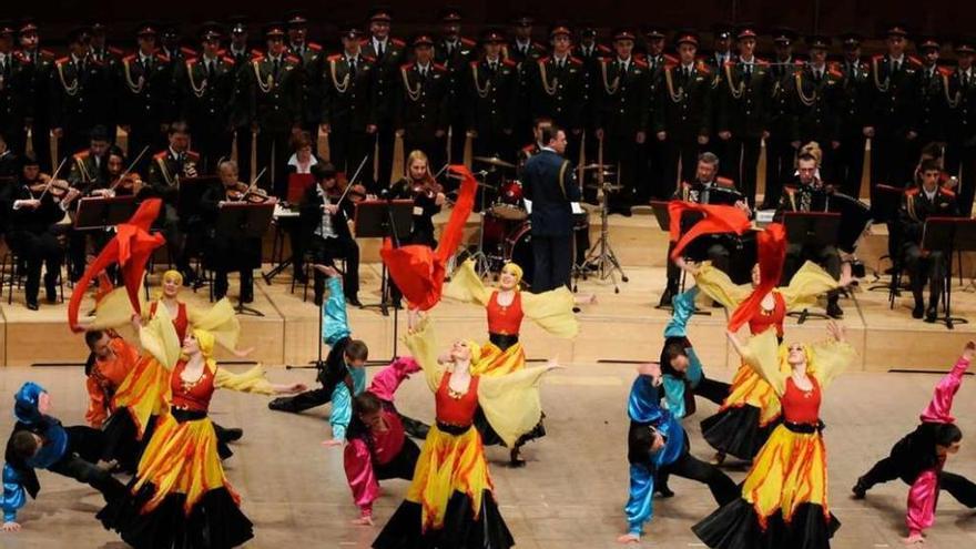 Un momento de la actuación, con el coro al fondo, la orquesta y bailarines en primer término.  // FdV