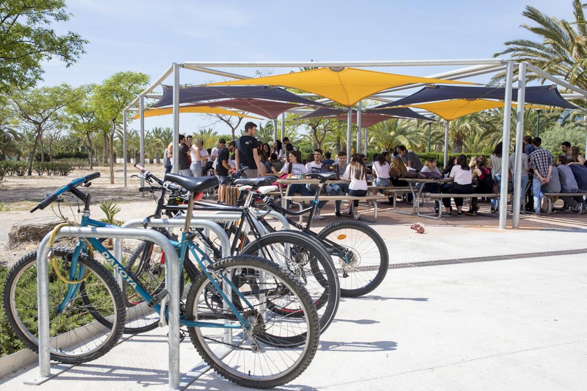 Otra de las facilidades que la Universidad brinda a sus estudiantes es el pago fraccionado y sin intereses de la matrícula.