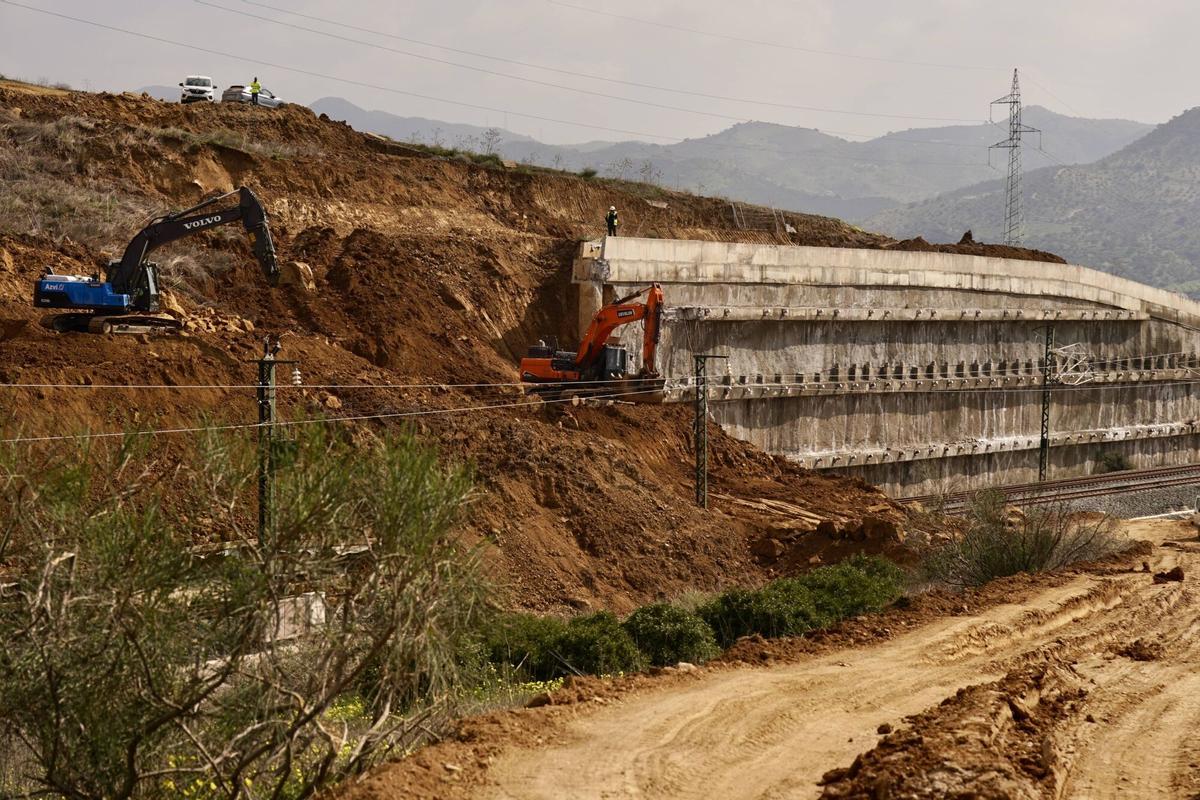 MLG Álora 26-02-2026.-Varios operarios trabajan en la recuperación de la línea AVE Madrid-Málaga a la altura de Álora
