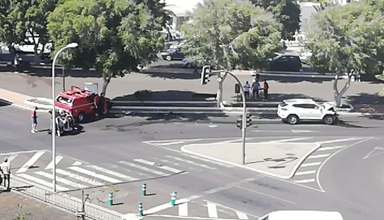 Un vehículo de los bomberos sufre un accidente en Arrecife cuando acudía a un rescate