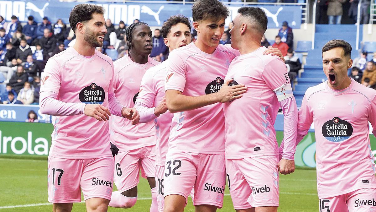 Aspas, felicitado por el gol de penalti al Alavés.