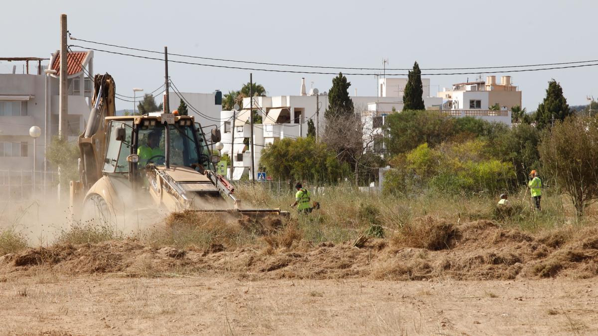 Obras de desbroce de la parcela en la que se proyecta el segundo hospital privado de la isla previos a la prospección arqueológica.