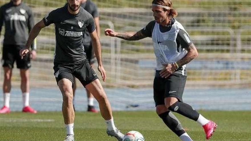 Aarón, frente a Lombán en un entrenamiento del Málaga.