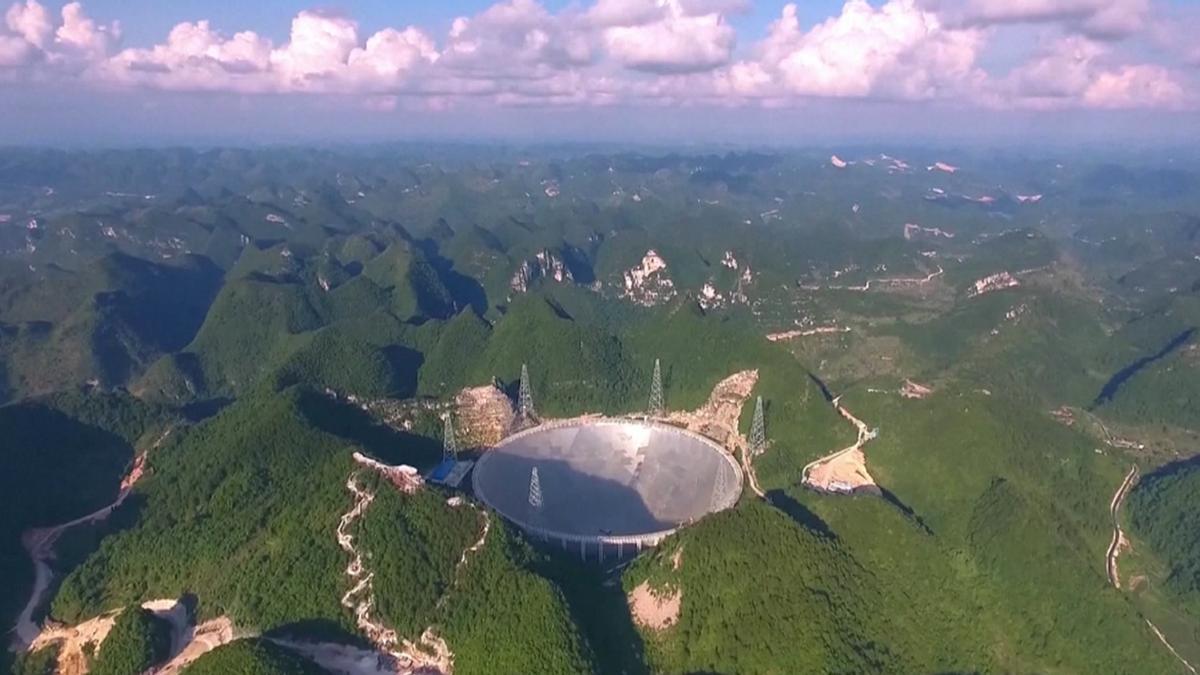 FAST es el mayor radiotelescopio de plato único del mundo, con un área de recepción equivalente a 30 campos de fútbol estánda.