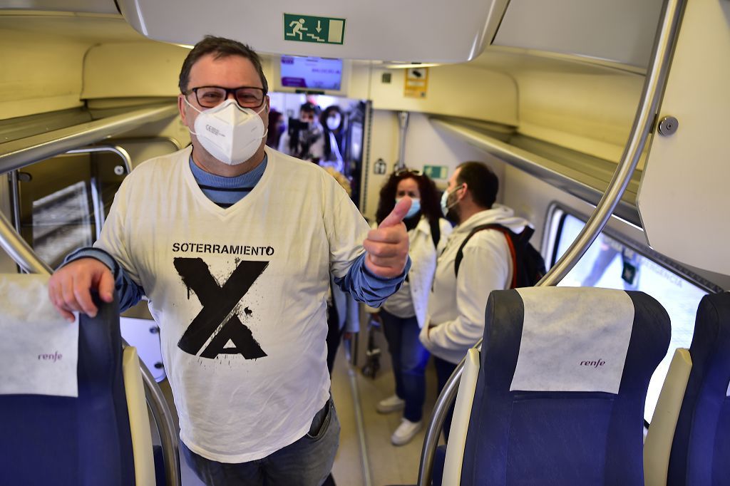 Los vecinos de las vías, celebran su primer viaje en el nuevo tren soterrado