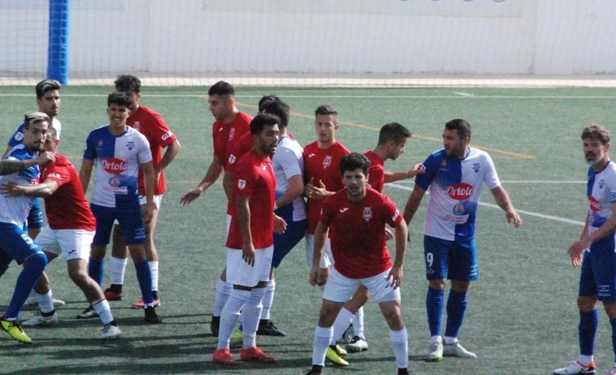 Un lance del partido entre el Olímpic y el Crevillente.