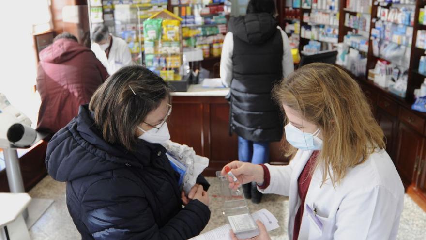 Una vecina de A Estrada visita la farmacia para hacerse un test de antígenos.   | //BERNABÉ/JAVIER LALÍN